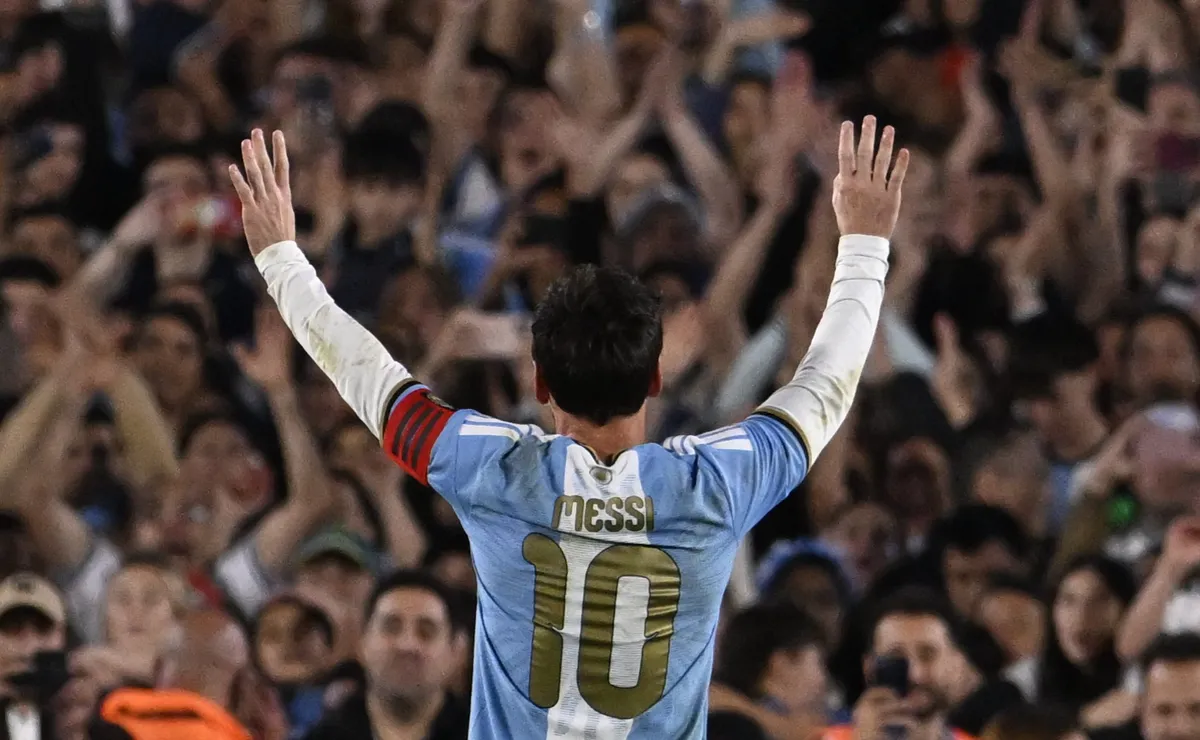 La bandera en alusión a la final de Madrid que apareció en la despedida de Messi.
