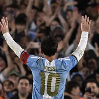 Qué significa la bandera con el minuto 121:17 que apareció en el Monumental en la despedida de Messi de Argentina