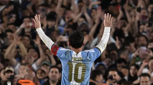 La bandera en alusión a la final de Madrid que apareció en la despedida de Messi.