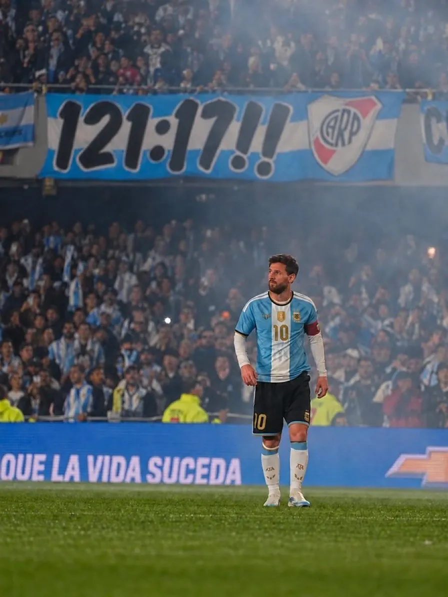 La bandera en alusión a la final de Madrid que apareció en la despedida de Messi.