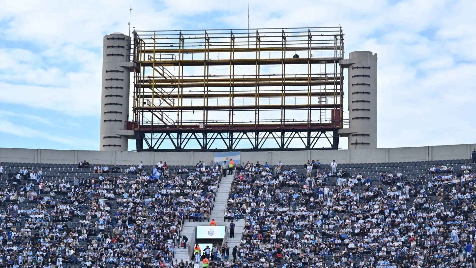 River está en proceso de retirar la pantalla gigante para dar comienzo a la construcción de la estructura que sostendrá el techo.
