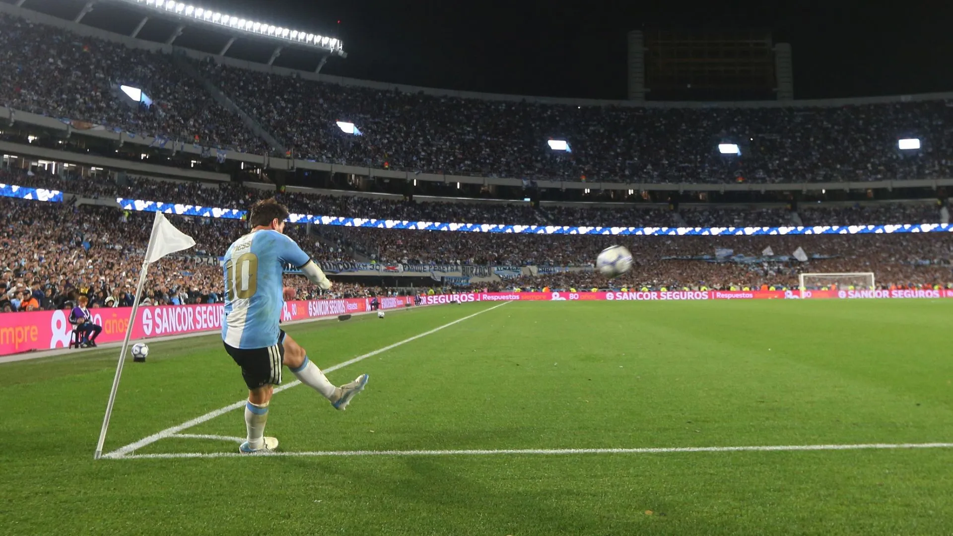 Encima de la Sívori Alta ya no se ve la característica iluminación del estadio. (Getty Images)