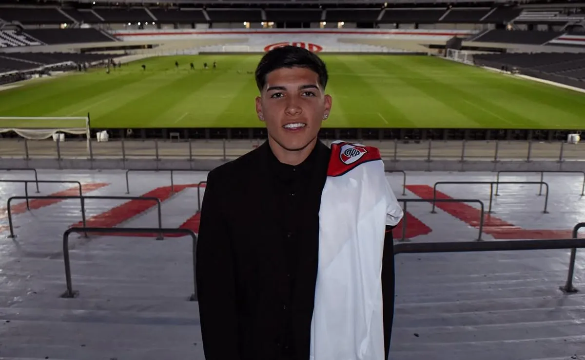 Bruno Cabral, en el Monumental tras firmar su primer contrato.