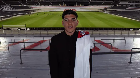 Bruno Cabral, en el Monumental tras firmar su primer contrato.