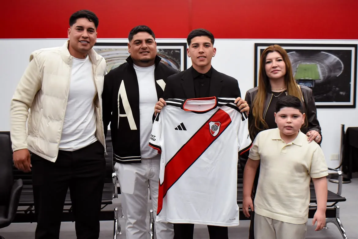 Bruno Cabral junto a su familia tras firmar en River.