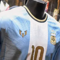 Lionel Messi le regaló a River una camiseta firmada y con dedicatoria para los hinchas que se exhibirá en el Museo