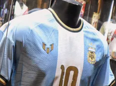 Lionel Messi le regaló a River una camiseta firmada y con dedicatoria para los hinchas que se exhibirá en el Museo