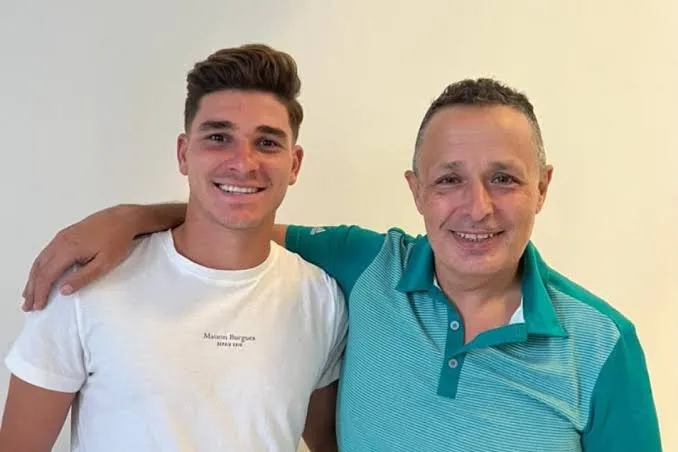 Julián Álvarez junto a su ahora ex representante Fernando Hidalgo.