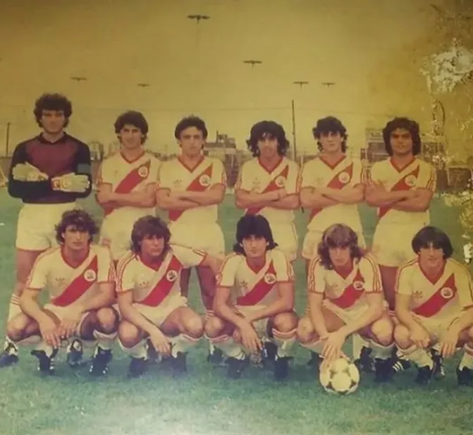 Ariel Medri, en cuclillas, primero de izquierda a derecha, en una formación de la Reserva de River de los 80. A su lado, Claudio Caniggia.