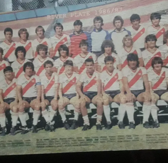 Ariel Medri, el entonces juvenil de River que convivió con los campeones del 86/87. (En la primera fila de los de pie, el segundo de izquierda a derecha).