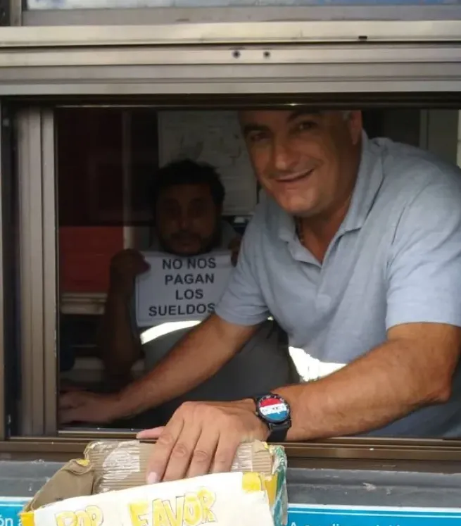 Ariel Medri en una imagen de 2020 en la cabina de peaje de Venado Tuerto, donde trabajaba.