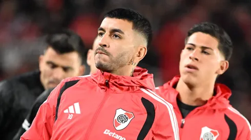 Los futbolistas realizan la entrada en calor en el Monumental