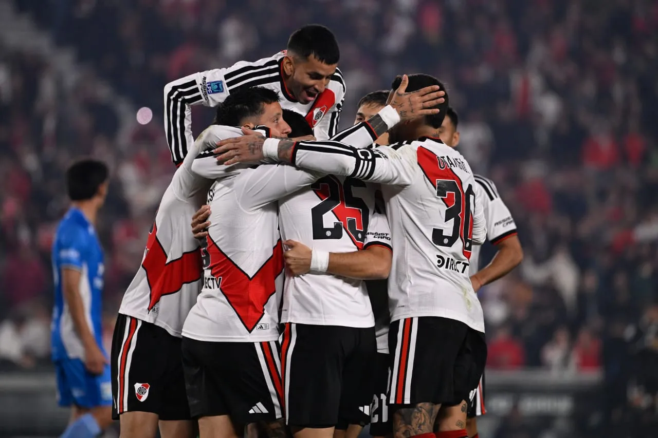 River festeja el 1-0 de Acuña.