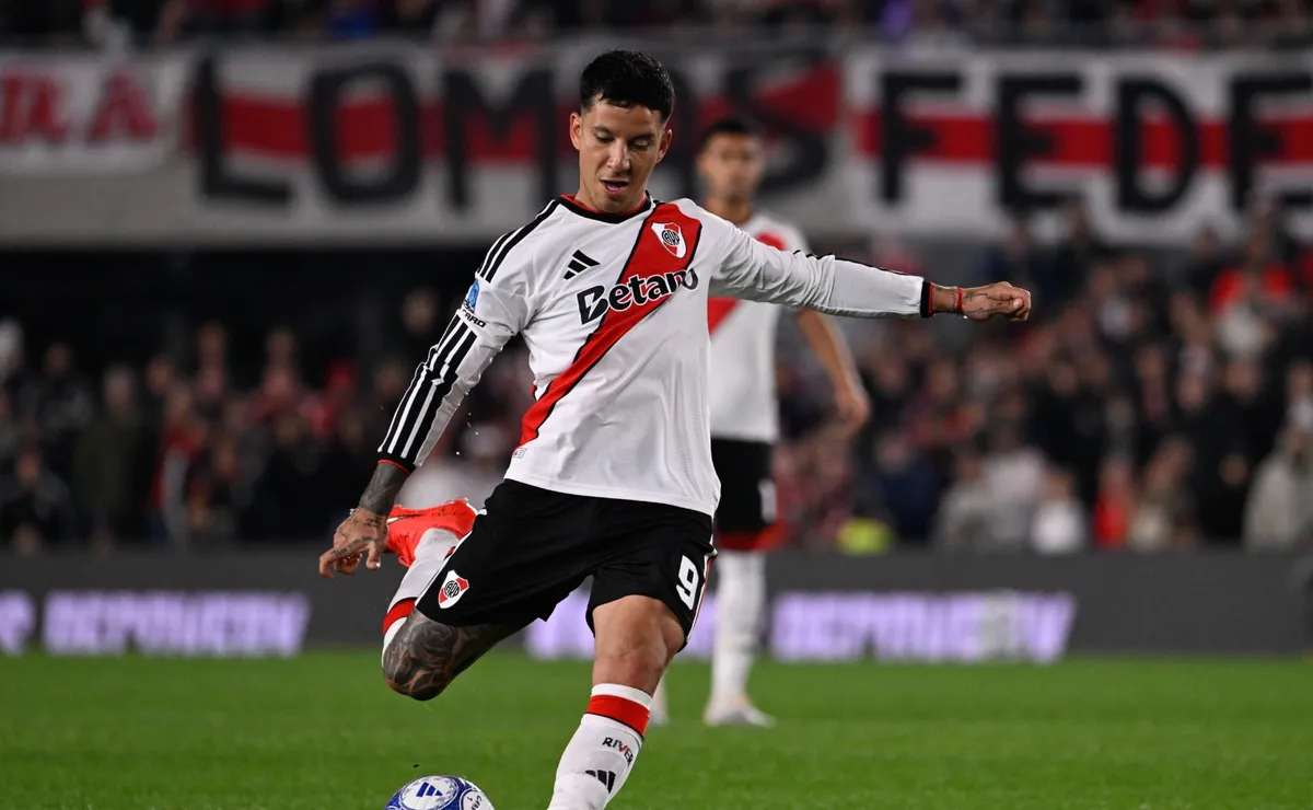 River pateó 28 veces contra Estudiantes RC y solo metió un gol.