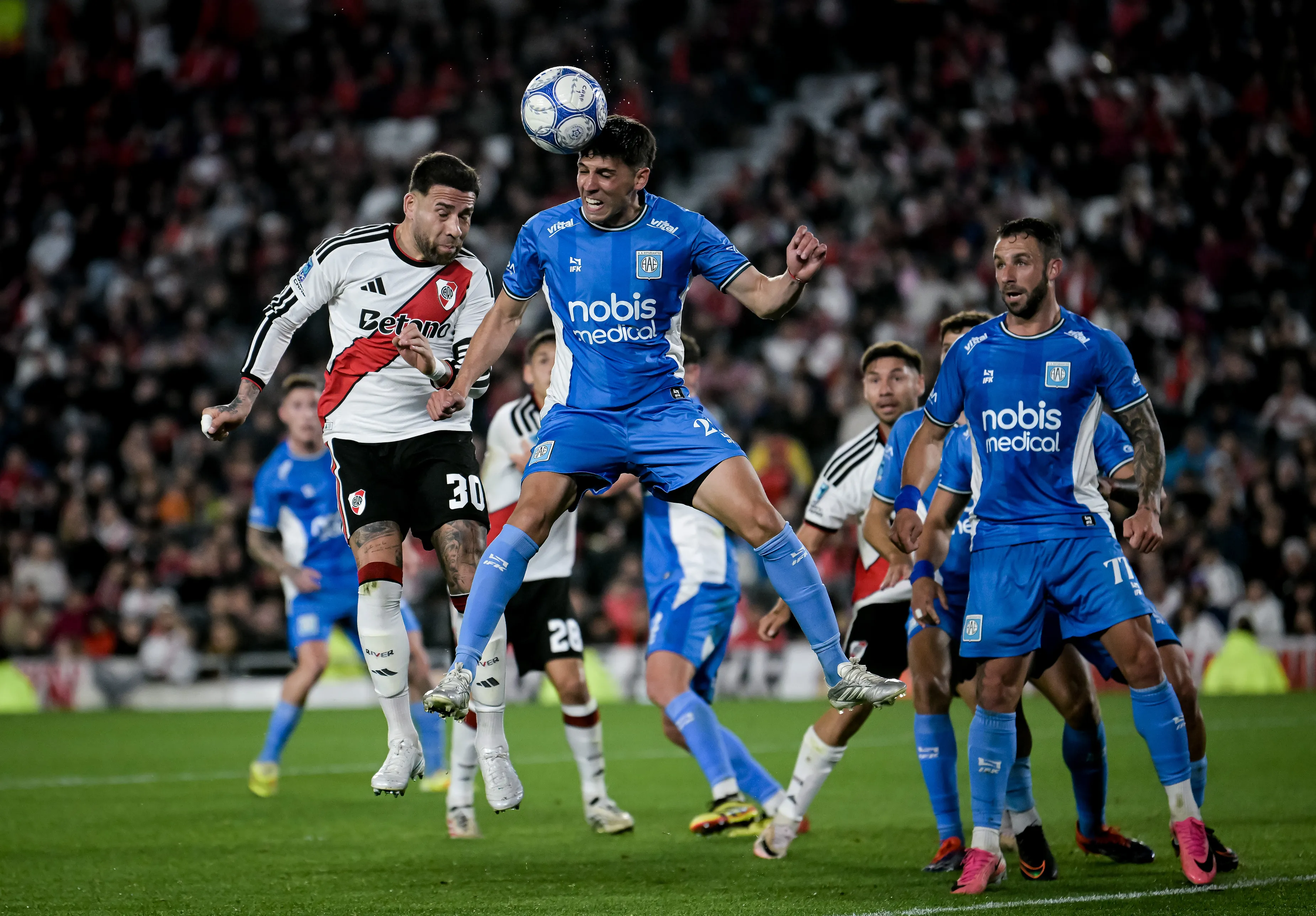 Estudiantes de Río Cuarto reforzó el mediocampo durante el segundo tiempo y desactivó a River. (Getty Images)