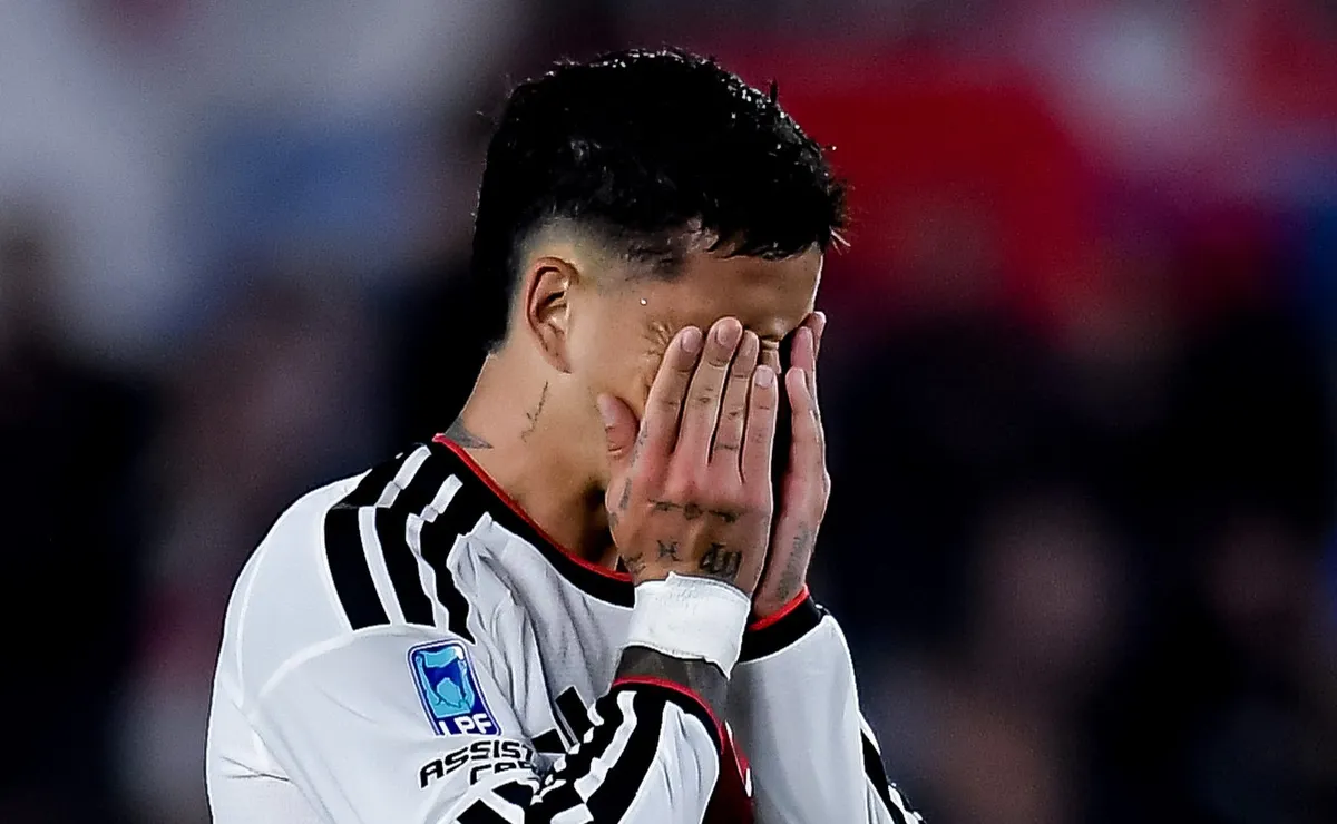 Driussi se lamenta en una de las tantas chances que desperdició River ante Estudiantes de Río Cuarto.