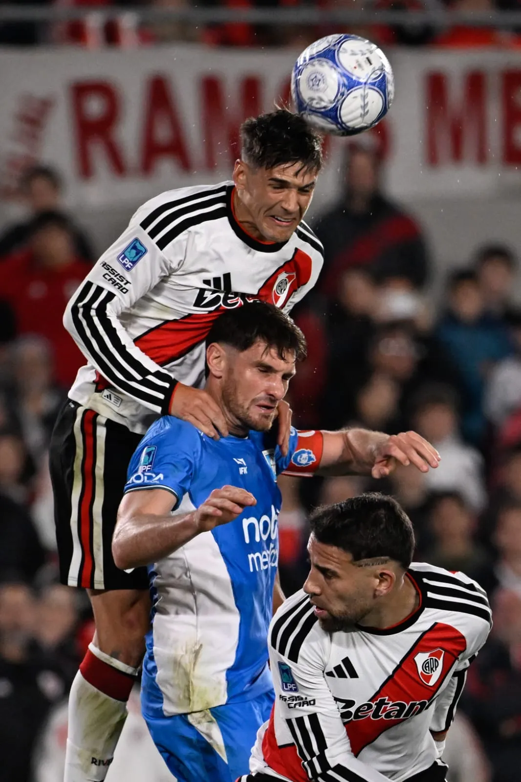 Martínez Quarta completó 14 contribuciones defensivas ante Estudiantes de Río Cuarto. (Diego Haliasz / LPM)