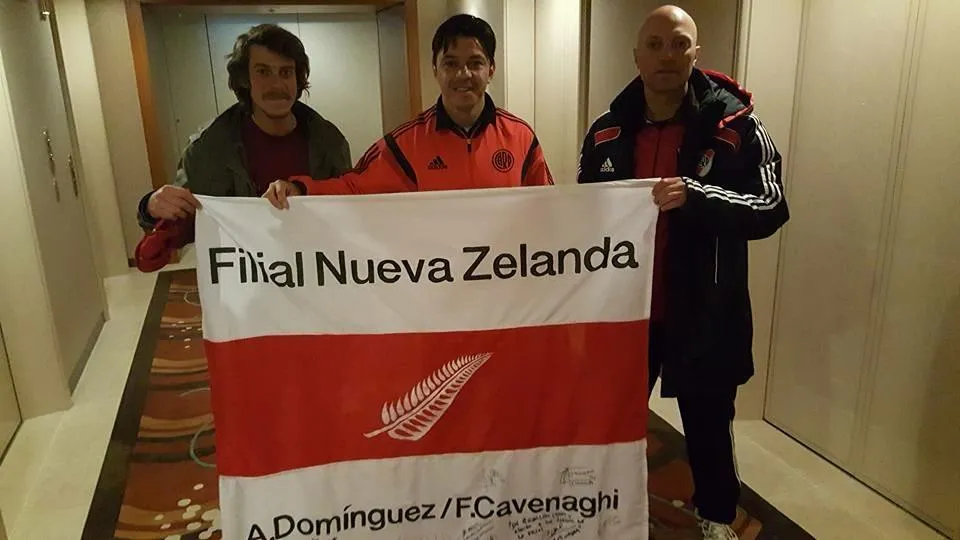 Integrantes de la filial con el Muñeco Gallardo durante el Mundial de Clubes 2015 en Japón. (Foto: filial River Nueva Zelanda)