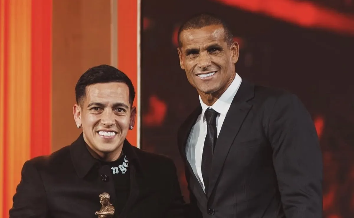 Esequiel Barco recibió el premio de Rivaldo.