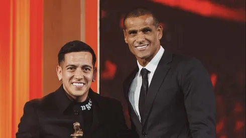 Esequiel Barco recibió el premio de Rivaldo.