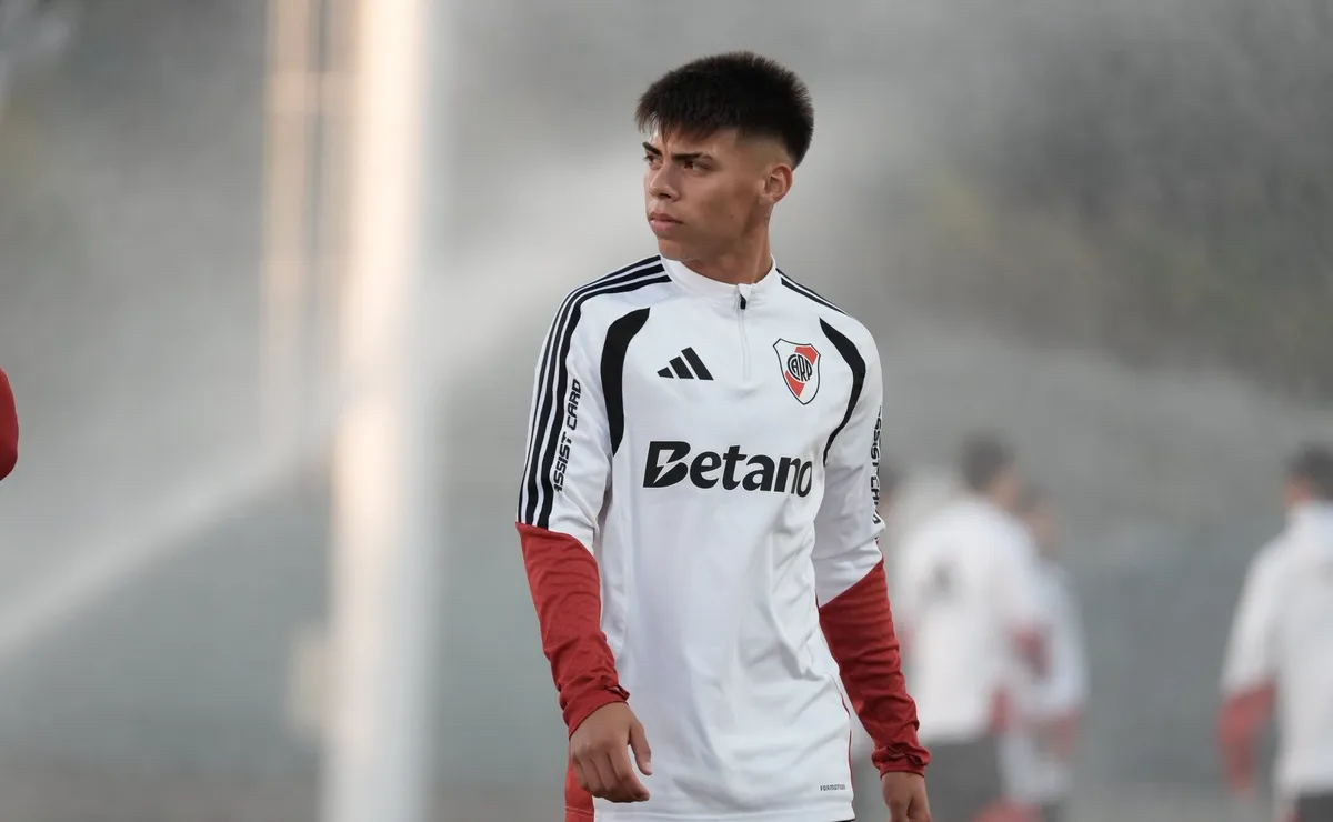 Santiago Espíndola fue citado ante Sarmiento y podría debutar en la Primera de River.