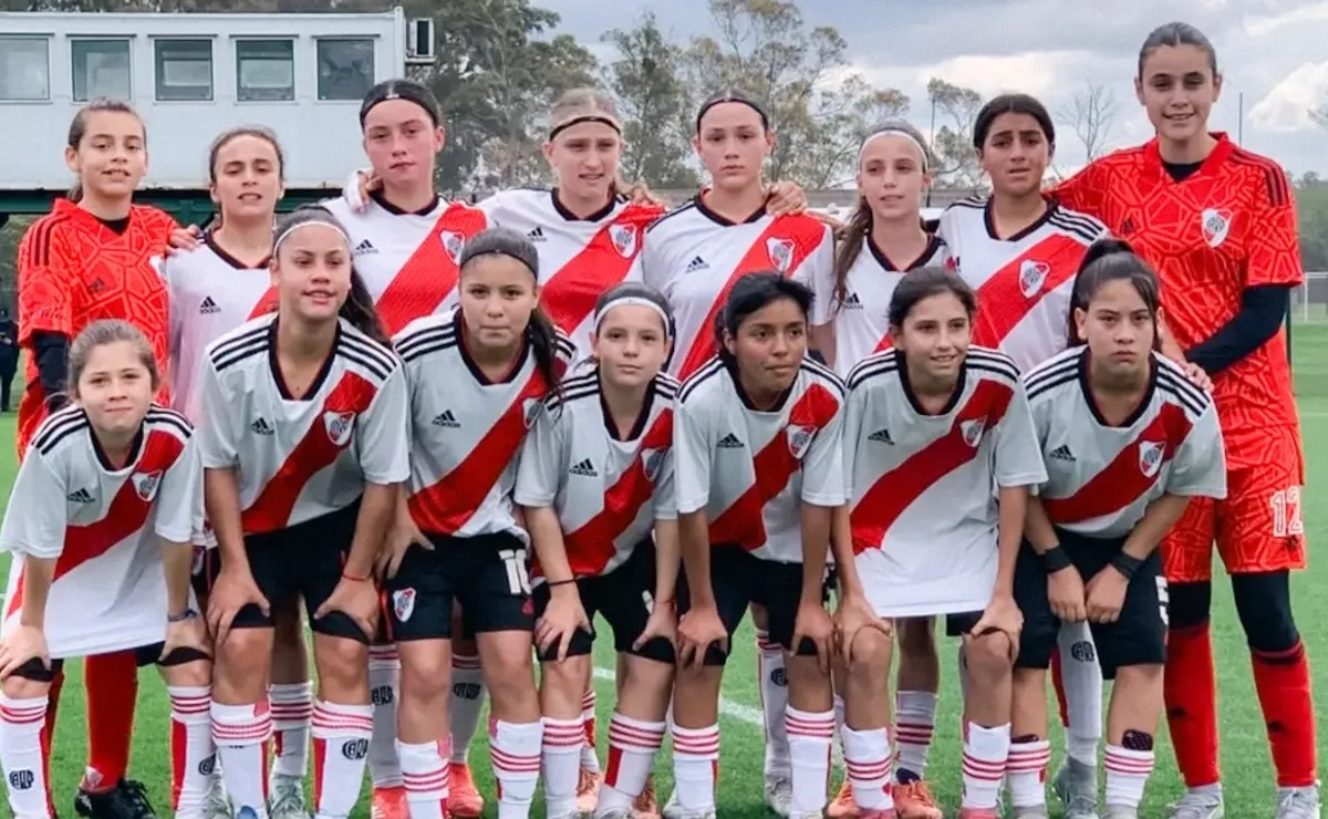 El plantel femenino sub 12 de River que estuvo presente ante Boca. (Foto: River Plate).