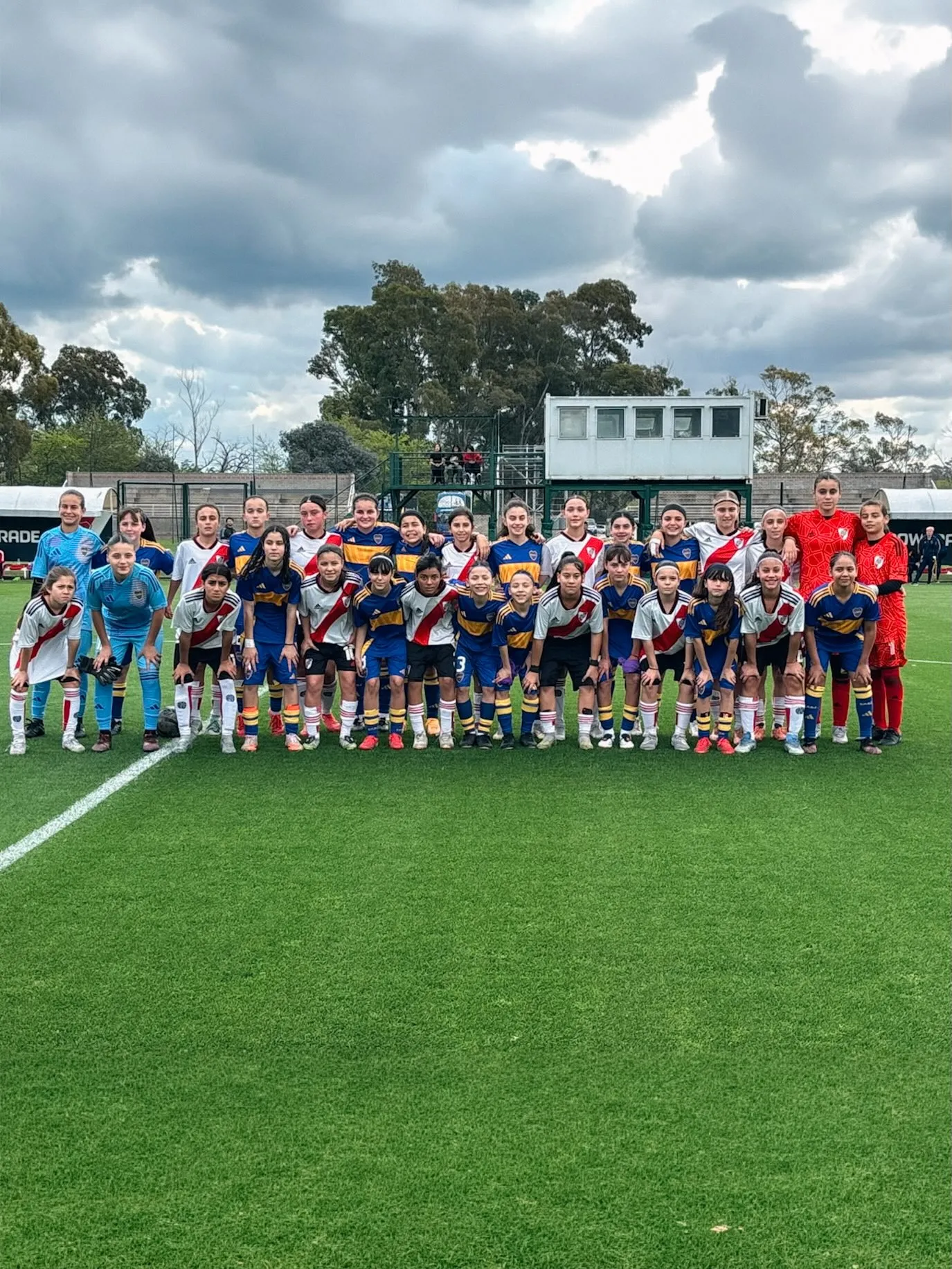 Los planteles de River y Boca Sub 12 luego de una jornada histórica.