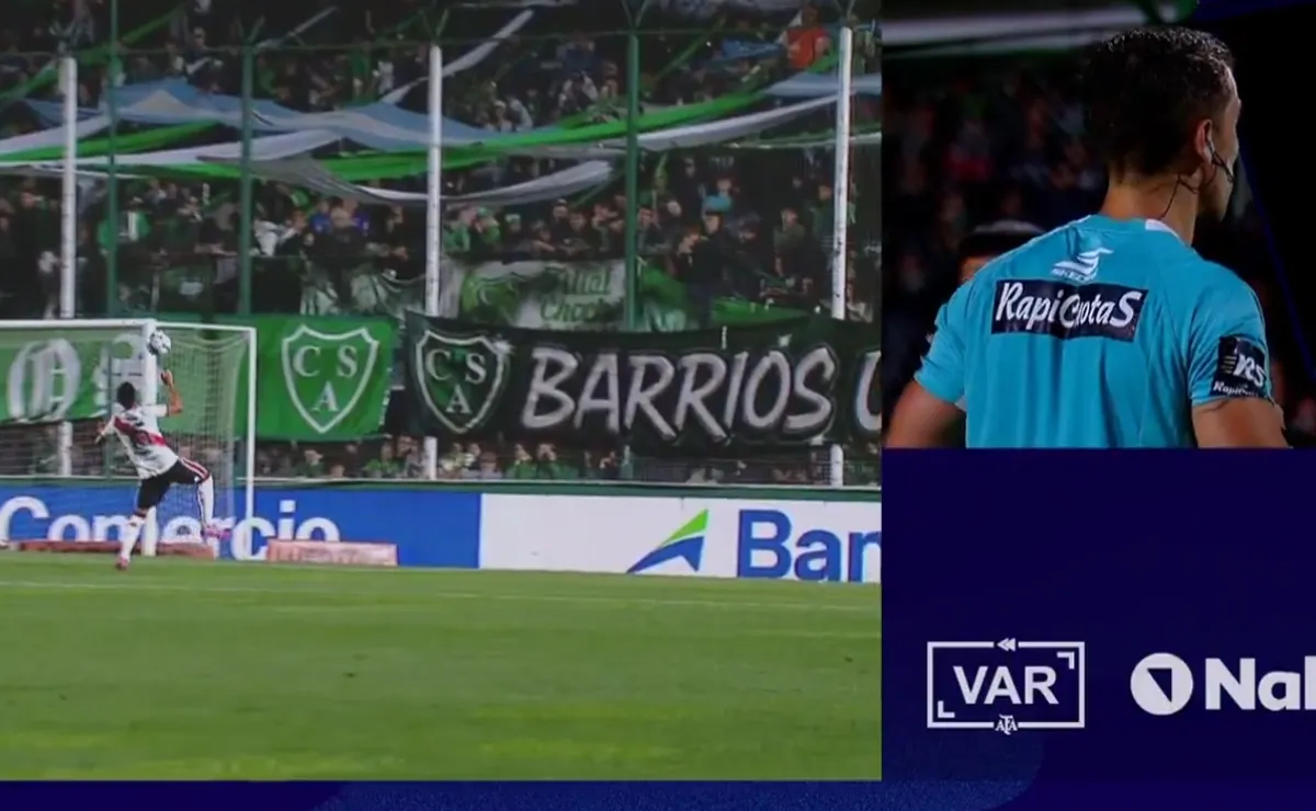 Zunino revisó la jugada en el VAR y anuló el gol.