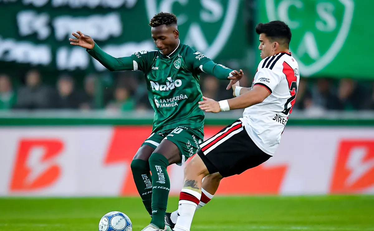 Acuña terminó con molestias el partido ante Sarmiento.