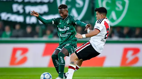 Acuña terminó con molestias el partido ante Sarmiento.