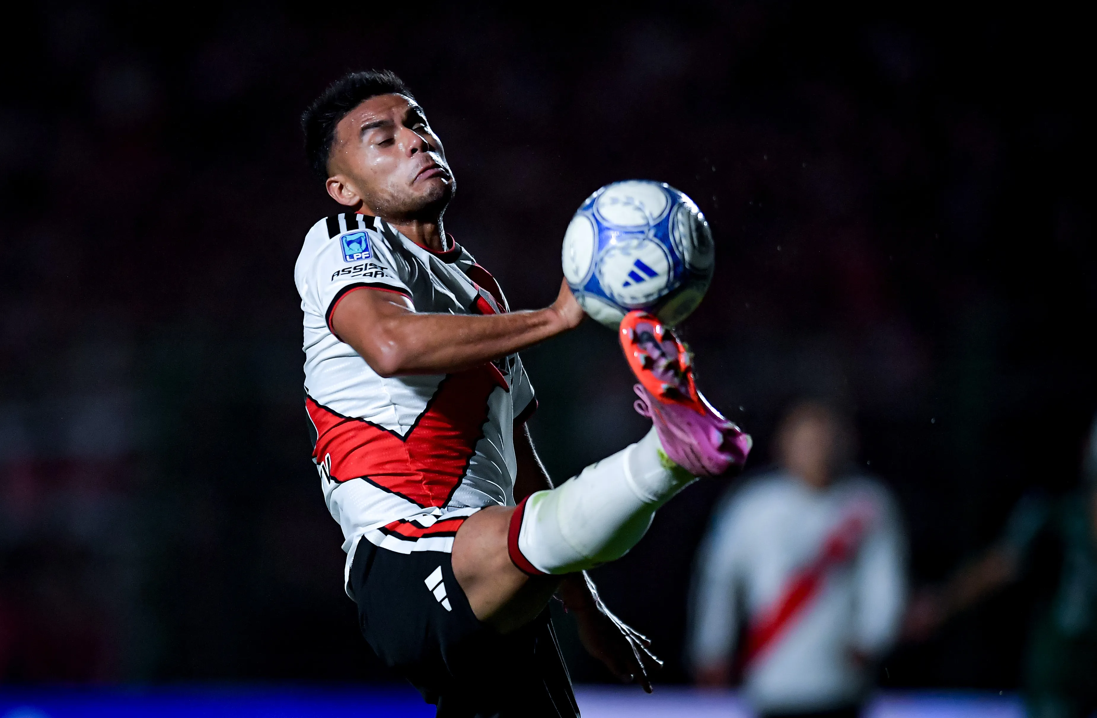 El momento exacto donde Fausto Vera controla con el pie derecho posterior al roce en su mano. (Foto: Getty).