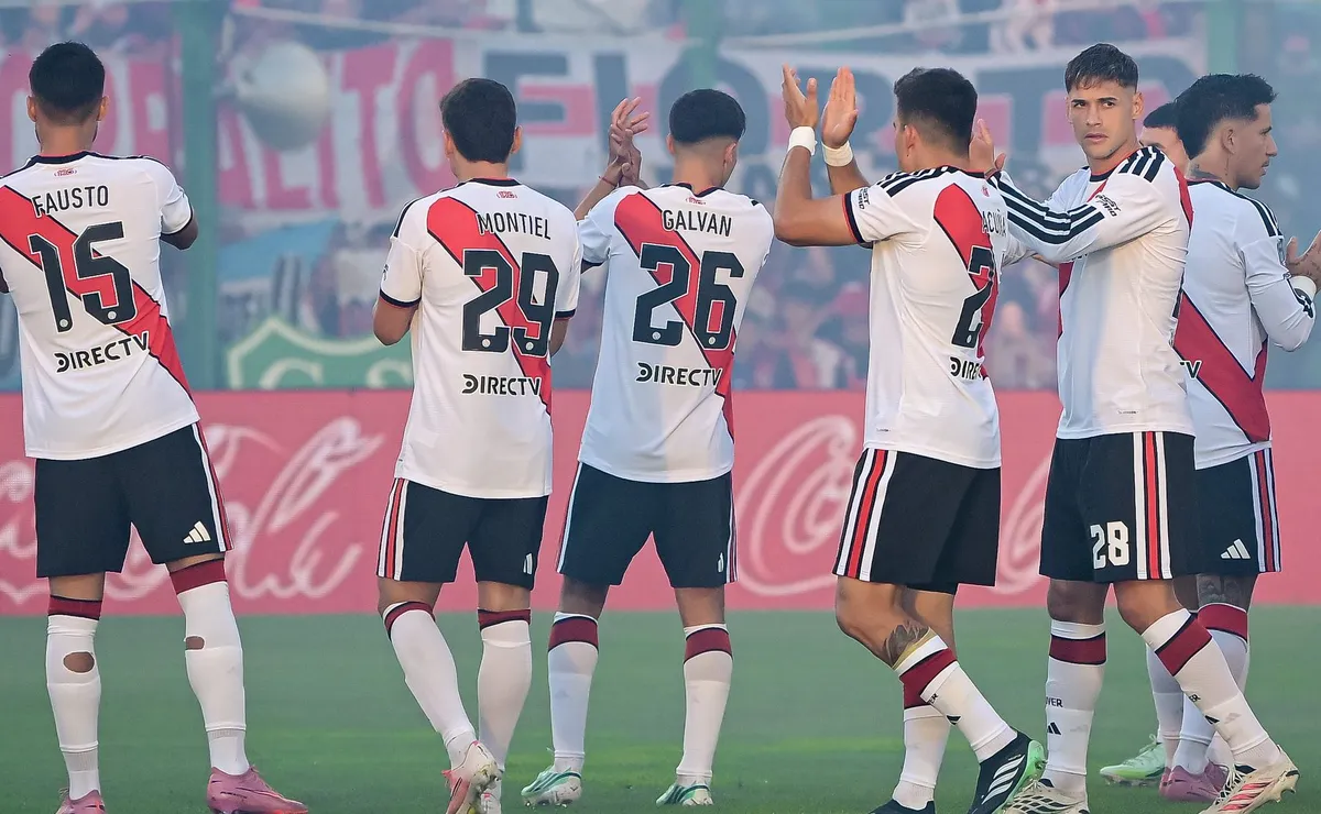 Martínez Quarta saluda a los hinchas de River en Junín junto a otros de sus compañeros.