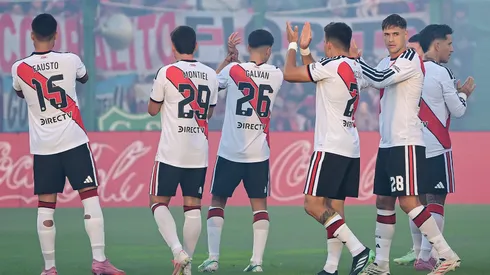 Martínez Quarta saluda a los hinchas de River en Junín junto a otros de sus compañeros.