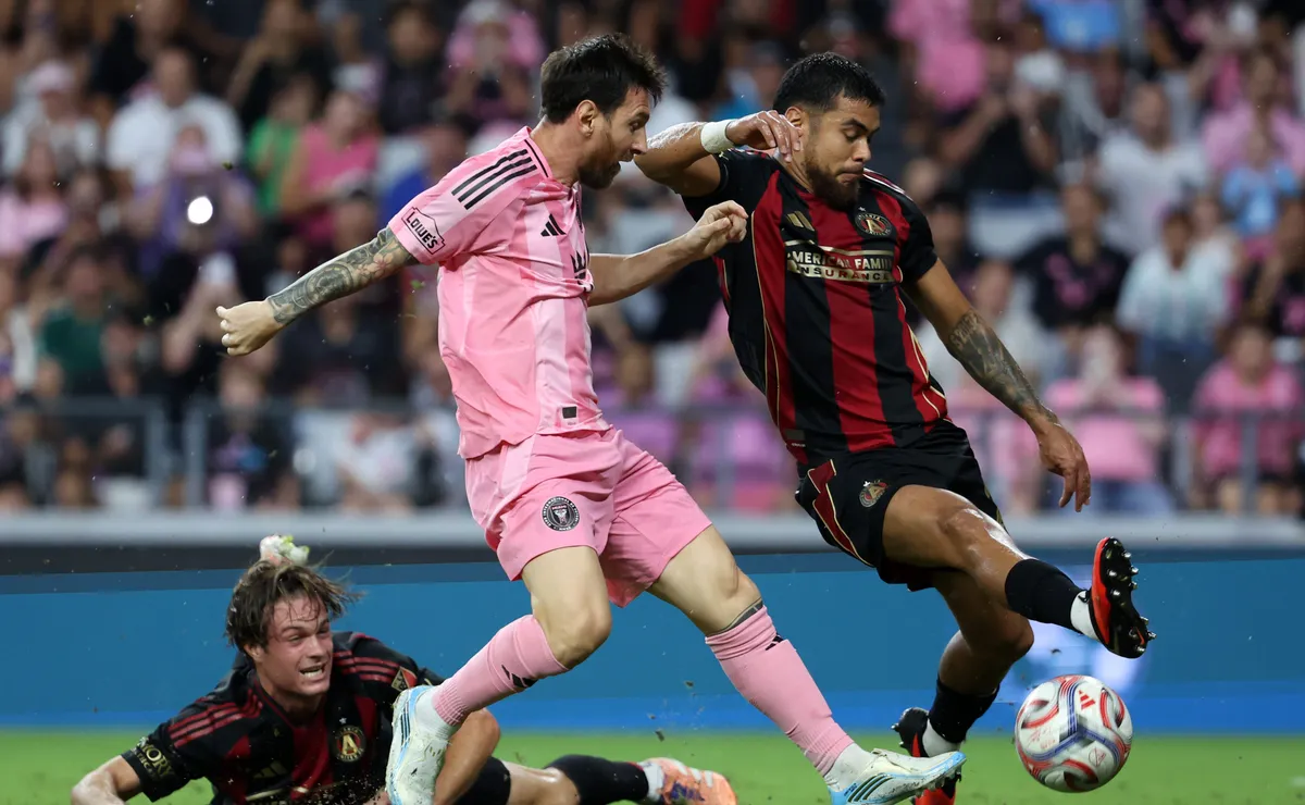 Paulo Díaz y Messi cambiaron camisetas.
