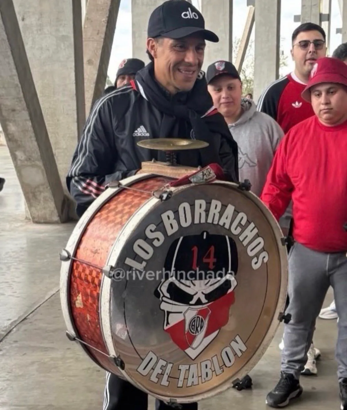 Enzo Pérez con uno de los bombos de Los Borrachos del Tablón, en las inmediaciones del Kempes.
