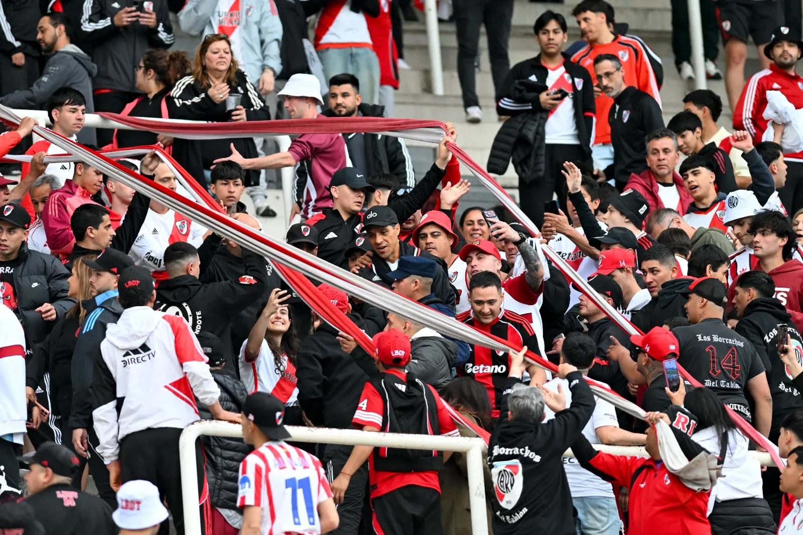 Como uno más: Enzo Pérez en la popular de River junto a LBDT.