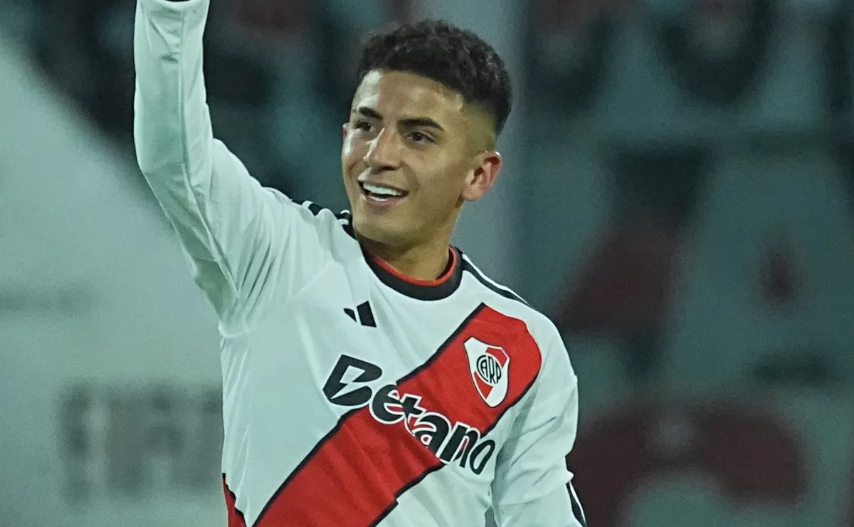 Almada puso el tercero con una jugada a pura gambeta.