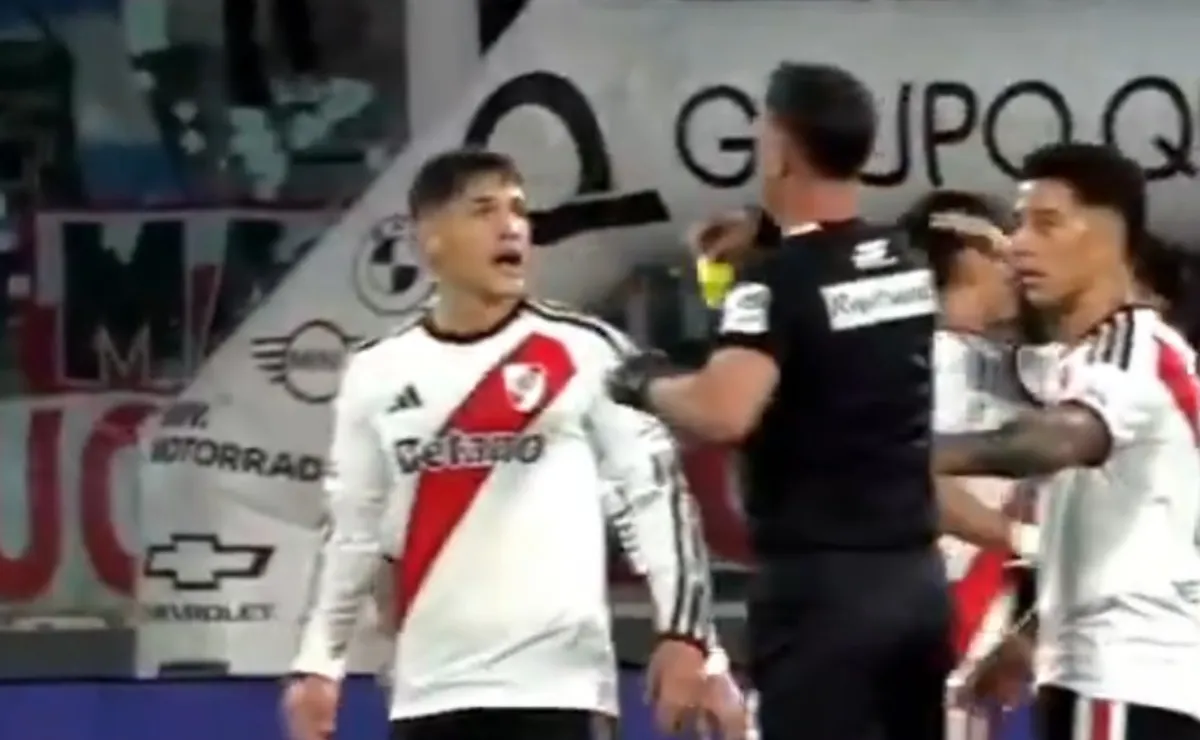 Martínez Quarta fue amonestado.