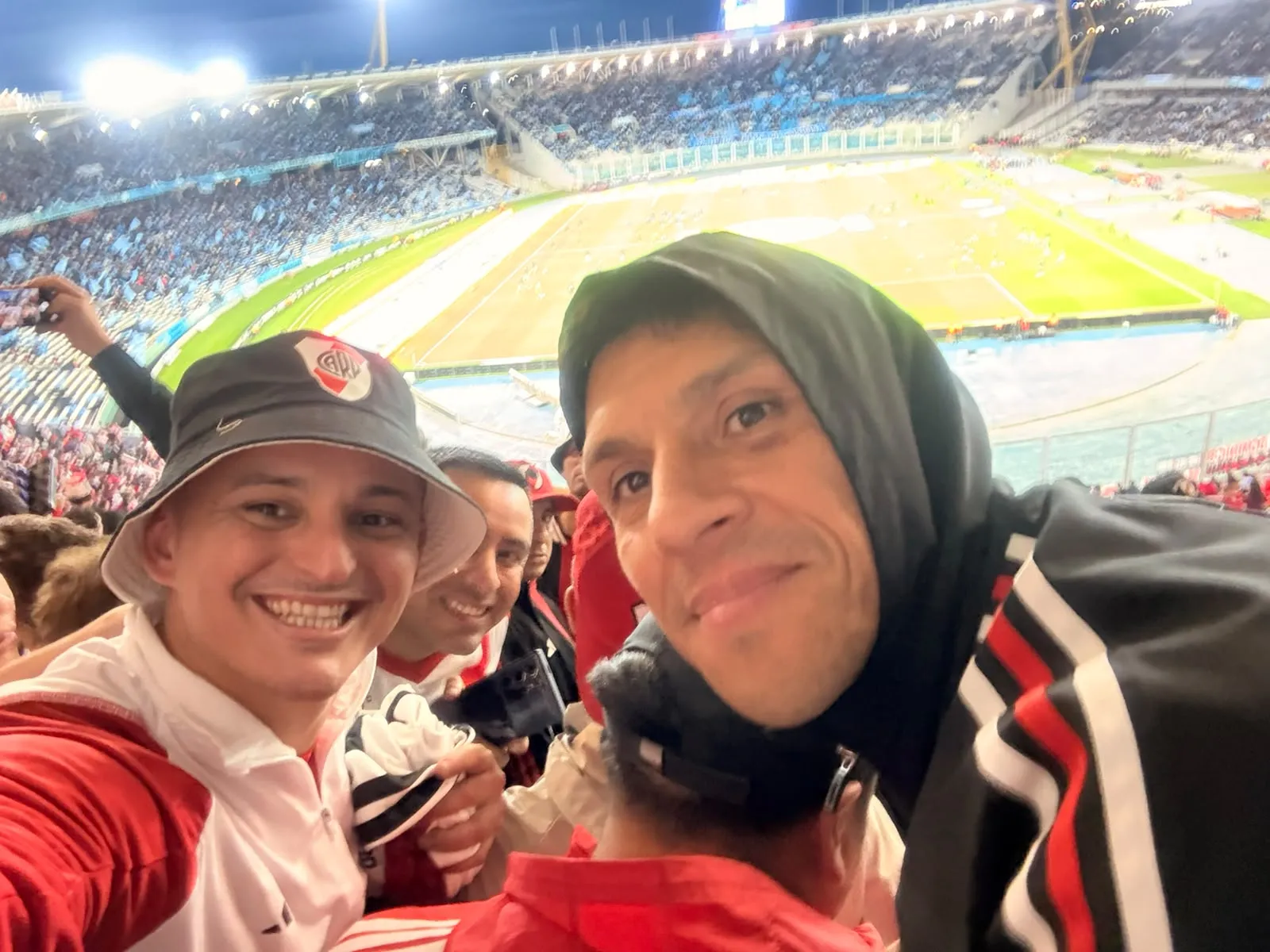 Nahuel Sales y Enzo Pérez, su ídolo de River al que se cruzó de casualidad y se sacaron una foto en el Kempes de Córdoba.