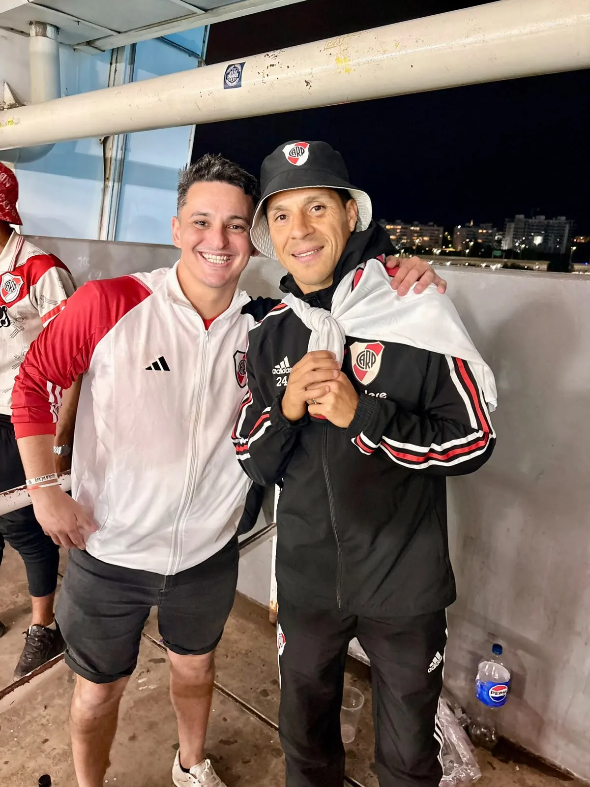Nahuel Sales con Enzo Pérez. Sueño cumplido.