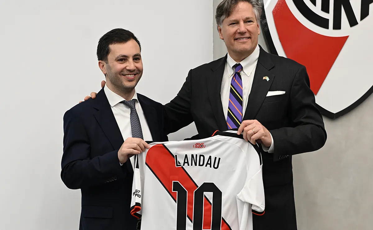 Di Carlo le obsequió una camiseta a Landau, Vicesecretario de Estado de los Estados Unidos.