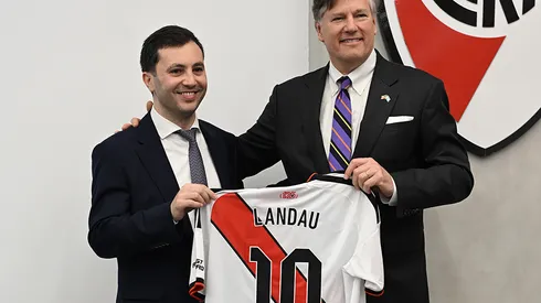 Di Carlo le obsequió una camiseta a Landau, Vicesecretario de Estado de los Estados Unidos.