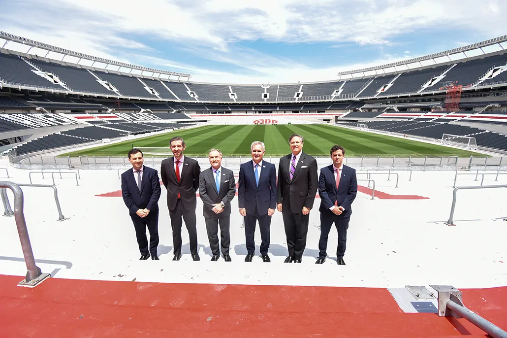 Los funcionarios de los gobiernos de Estados Unidos y Argentina fueron fotografiados en la Tirbuna Sivori. (Prensa River)