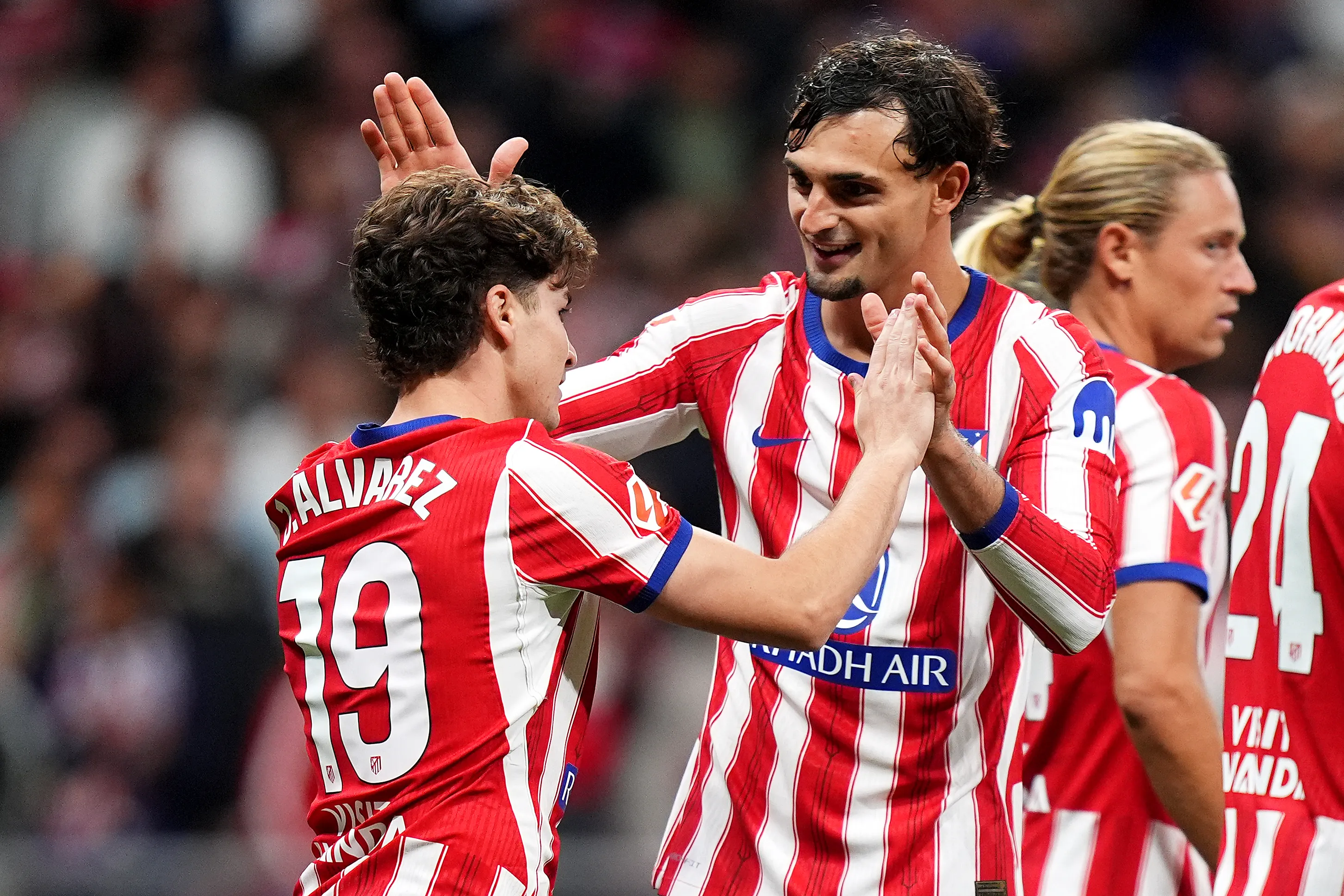 Julián Álvarez es felicitado por Marc Pubill tras su gol ante Deportivo La Coruña. (Getty Images)