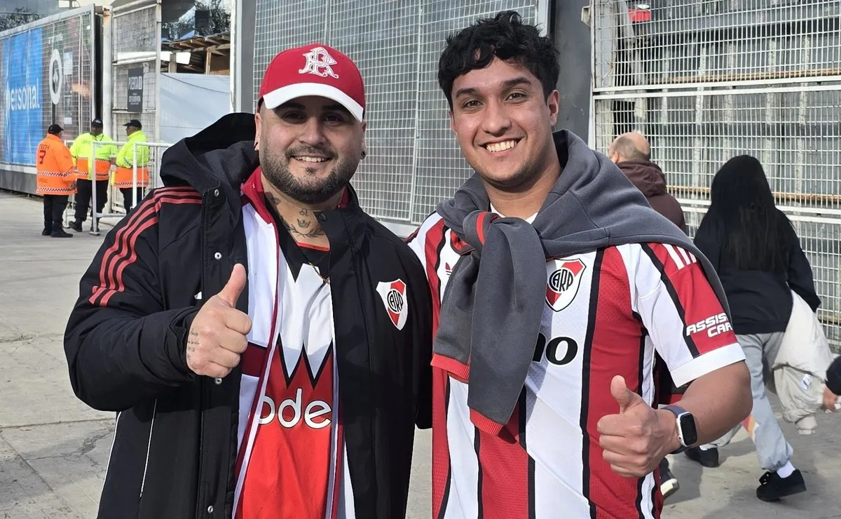 Llegan los hinchas al Monumental.