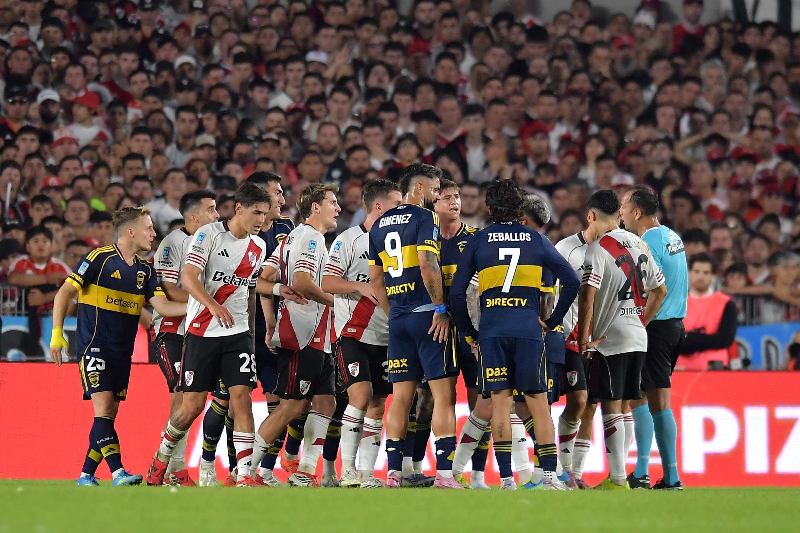 El último Superclásico en el Monumental terminó con polémica en el final.
