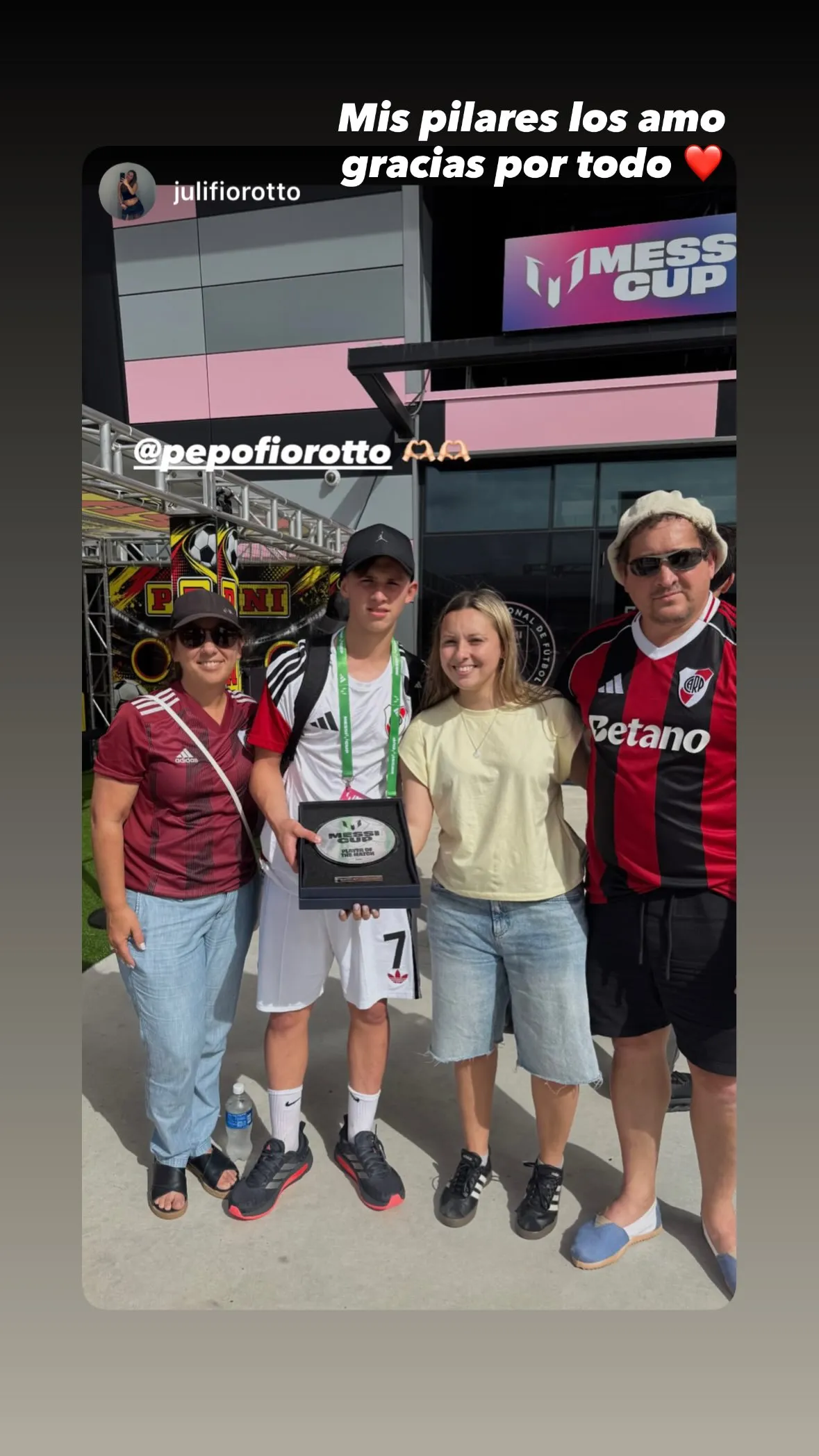 Los padres y la hermana de Heraldo Fiorotto, goleador de River en la Messi Cup