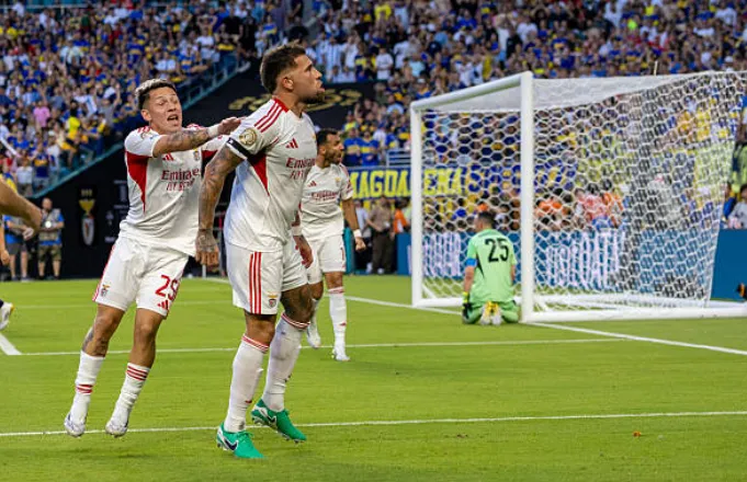 Otamendi le marcó un gol a Boca en el Mundial de Clubes y lo celebró frente a la hinchada del eterno rival. (Getty Images)