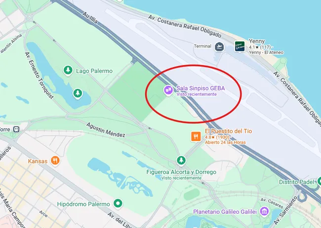La entrada a GEBA está sobre Figueroa Alcorta, cerca de la intersección con Dorrego.